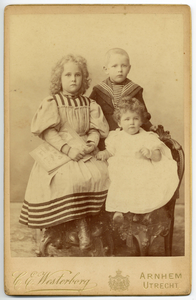 835132 Portret van Gerarda Bernadina Theodora Bastiaanse (geb Utrecht 3 maart 1890, overl ?), Adrianus Bastiaanse (geb ...